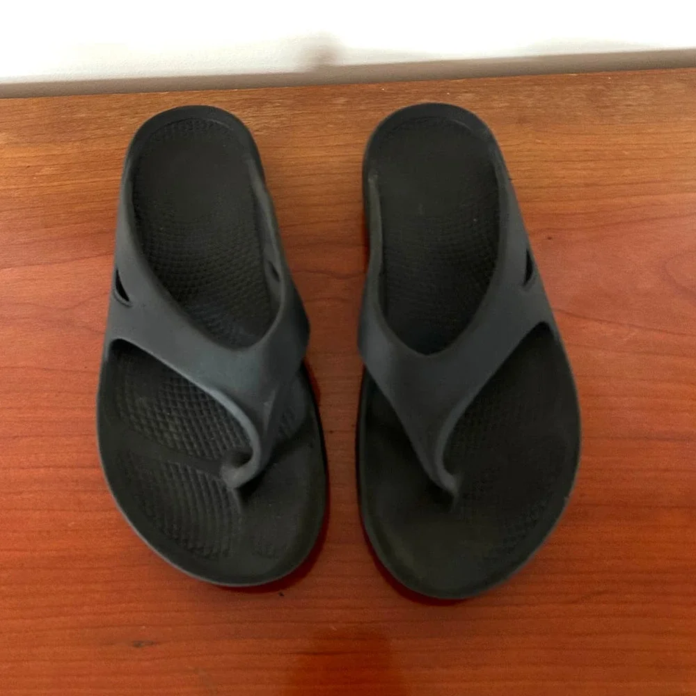 OOFOS Black Thong Rubber Comfort Flip-Flop Sandal Unisex - Picture 1 of 6